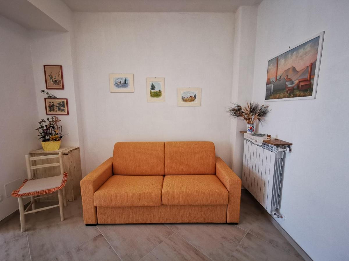 Agriturismo Sotto La Rocca 卡尔米尼亚诺 外观 照片